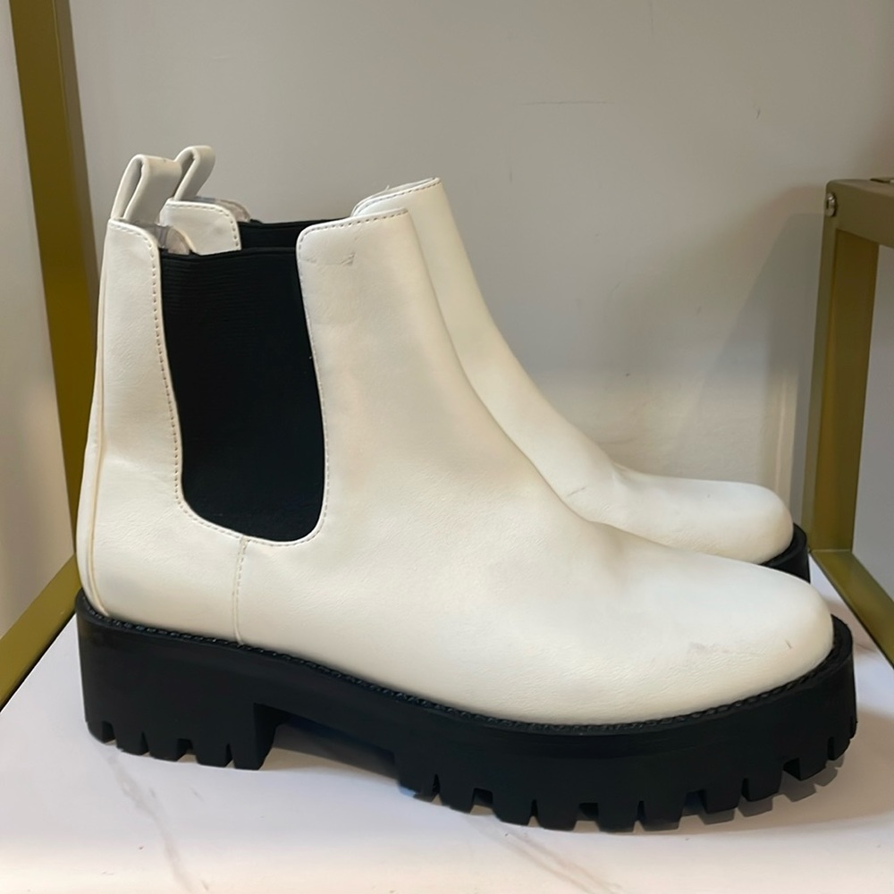 BP KORA LUG CHELSEA BOOT IN WHITE